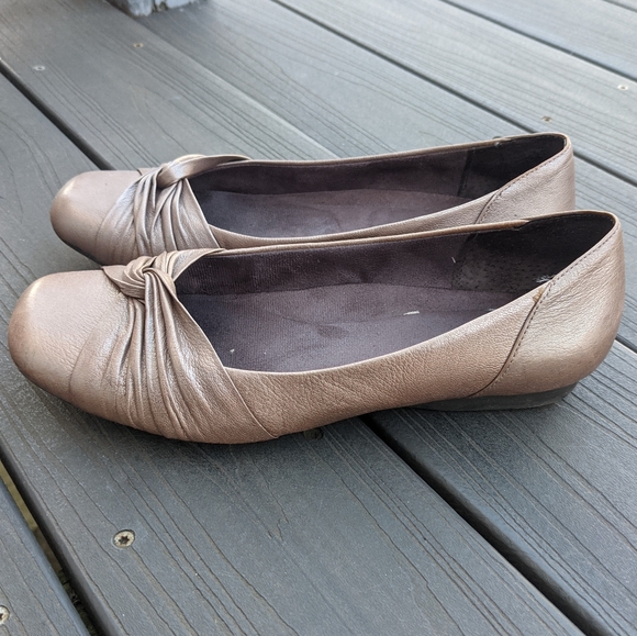 Clarks Chateau Manor Bronze Metallic Leather Flats - Picture 2 of 5